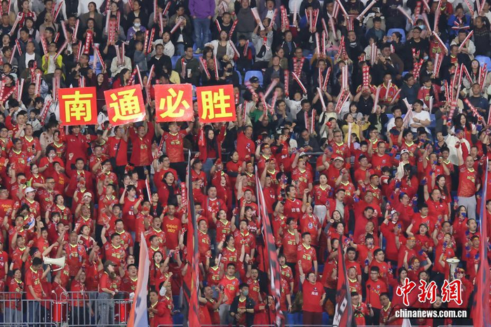 “苏超”联赛激战南通 赛场内外精彩纷呈|徐州队|城市足球联赛|足球联赛|江苏|江苏省_新浪体育_新浪新闻